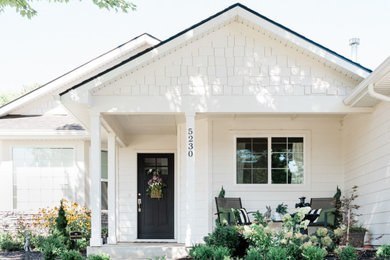 Kleines, Einstöckiges Country Haus mit weißer Fassadenfarbe, Satteldach und Schindeldach in Boise