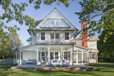 Große, Zweistöckige Klassische Holzfassade Haus mit weißer Fassadenfarbe und Satteldach in New York
