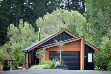 Diseño de fachada de casa multicolor actual pequeña a niveles con revestimientos combinados, tejado a dos aguas y tejado de metal