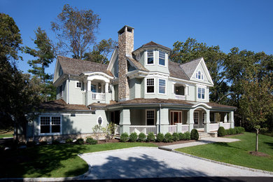 Стильный дизайн: большой, трехэтажный, деревянный, серый дом в викторианском стиле с двускатной крышей - последний тренд