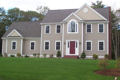 Immagine della facciata di una casa beige classica a due piani