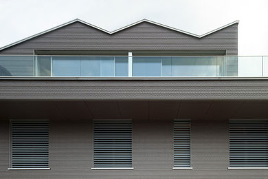 Cette image montre une façade de maison marron minimaliste.