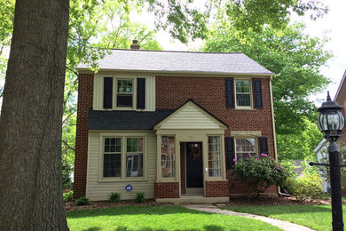 Foto de fachada de casa multicolor clásica pequeña de dos plantas con revestimientos combinados, tejado a dos aguas y tejado de teja de madera