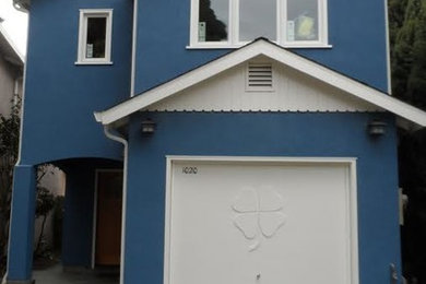 Modelo de fachada de casa azul tradicional de tamaño medio de dos plantas