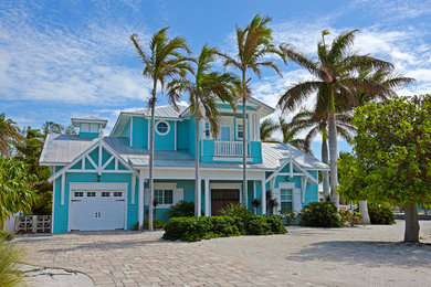 Modelo de fachada de casa azul costera grande de dos plantas con tejado a dos aguas, tejado de metal y revestimientos combinados