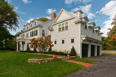 Foto de fachada de casa blanca clásica grande de dos plantas con revestimiento de madera, tejado a dos aguas y tejado de teja de madera