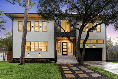 Großes, Zweistöckiges Einfamilienhaus mit Putzfassade, weißer Fassadenfarbe, Walmdach und Ziegeldach in Houston