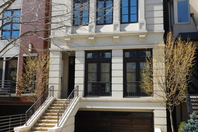 シカゴにある高級な中くらいなトランジショナルスタイルのおしゃれな家の外観 (石材サイディング、アパート・マンション) の写真
