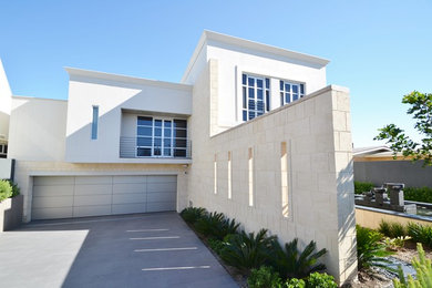 Aménagement d'une façade de maison beige moderne à deux étages et plus.