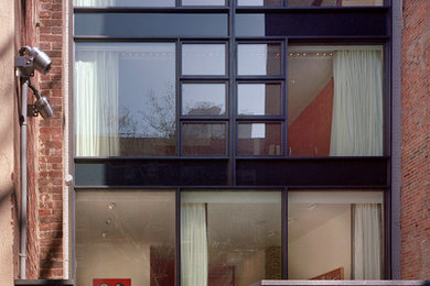 ニューヨークにあるミッドセンチュリースタイルのおしゃれな家の外観の写真