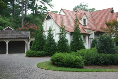 Diseño de fachada blanca tradicional grande de dos plantas con revestimientos combinados y tejado a dos aguas