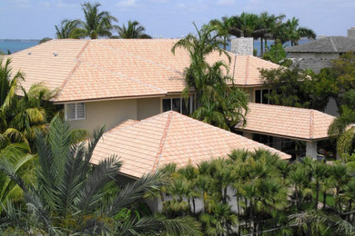 マイアミにあるトラディショナルスタイルのおしゃれな家の外観の写真