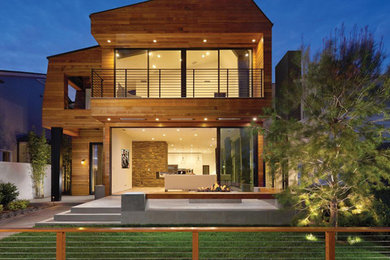 Réalisation d'une grande façade de maison marron minimaliste en bois à un étage.