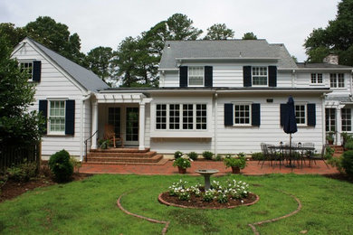Стильный дизайн: большой, двухэтажный, белый дом в классическом стиле с облицовкой из винила - последний тренд