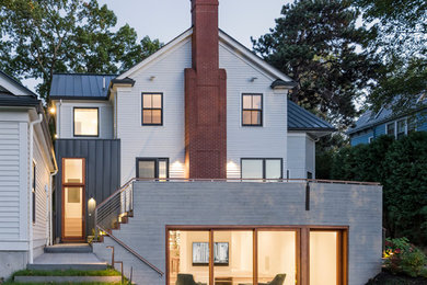 Imagen de fachada de casa multicolor contemporánea de tamaño medio de tres plantas con revestimientos combinados, tejado a dos aguas y tejado de metal