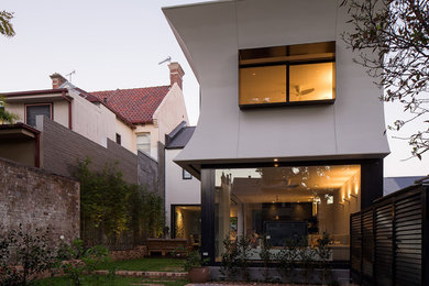 На фото: большой, двухэтажный, белый дом в современном стиле с облицовкой из бетона и плоской крышей