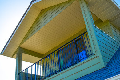 Mittelgroßes, Dreistöckiges Rustikales Haus mit Faserzement-Fassade und grüner Fassadenfarbe in Boise