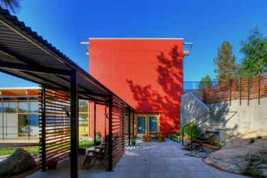 Diseño de fachada roja grande de dos plantas