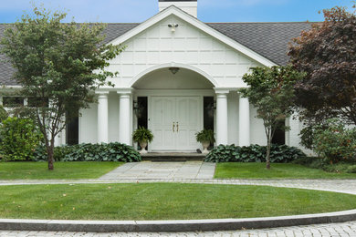 Imagen de fachada blanca moderna grande de dos plantas con revestimiento de madera