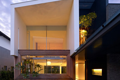 シンガポールにあるコンテンポラリースタイルのおしゃれな二階建ての家 (混合材サイディング) の写真