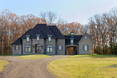 Источник вдохновения для домашнего уюта: огромный, двухэтажный, серый частный загородный дом в стиле кантри с облицовкой из камня