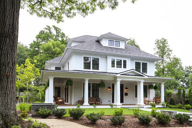 Свежая идея для дизайна: белый, двухэтажный, большой дом в классическом стиле с комбинированной облицовкой и вальмовой крышей - отличное фото интерьера
