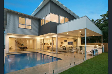 Стильный дизайн: большой, двухэтажный, серый дом в морском стиле - последний тренд