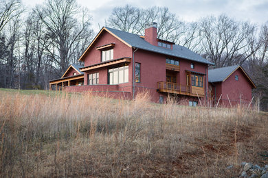 Modelo de fachada de casa roja rústica grande de dos plantas con revestimiento de estuco, tejado a cuatro aguas y tejado de teja de madera