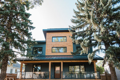 Einfamilienhaus mit blauer Fassadenfarbe in Edmonton