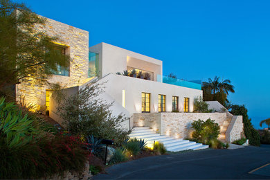 Imagen de fachada de casa multicolor actual grande de dos plantas con revestimientos combinados y tejado plano