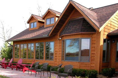 Aménagement d'une façade de maison marron montagne en bois de taille moyenne et de plain-pied avec un toit à deux pans et un toit en shingle.