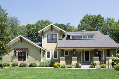 Ejemplo de fachada de casa verde de estilo americano de tamaño medio de dos plantas con revestimiento de aglomerado de cemento y tejado de teja de madera