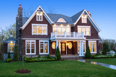 ワシントンD.C.にあるラグジュアリーなトラディショナルスタイルのおしゃれな家の外観の写真