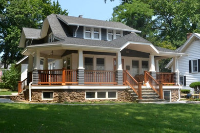 Diseño de fachada de casa gris de estilo americano grande de dos plantas con revestimiento de madera, tejado a la holandesa y tejado de teja de madera