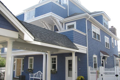 Ejemplo de fachada azul clásica de tamaño medio de tres plantas con revestimiento de madera y tejado a cuatro aguas