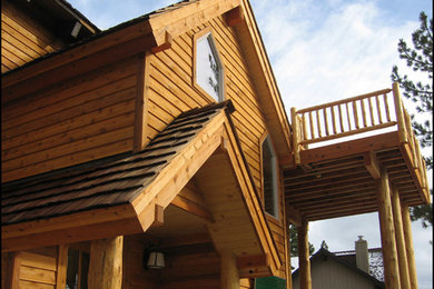 Modelo de fachada de casa marrón rústica grande de dos plantas con revestimiento de madera