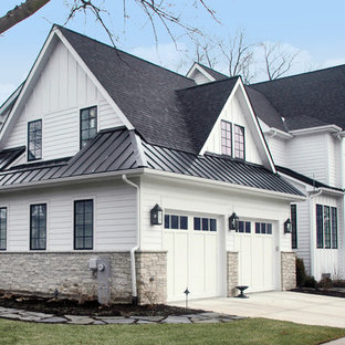 Großes, Zweistöckiges, Weißes Country Haus mit Faserzement-Fassade und Satteldach in Chicago