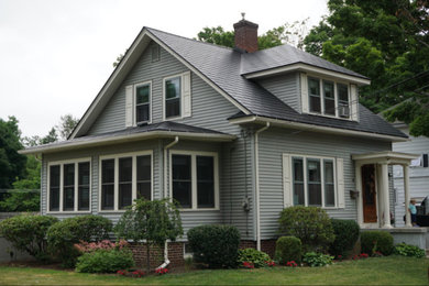 Diseño de fachada de casa clásica de tamaño medio de dos plantas con tejado a dos aguas y tejado de metal