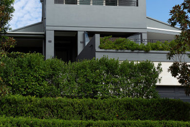 Ejemplo de fachada de casa negra contemporánea grande de tres plantas con revestimiento de estuco, tejado a dos aguas y tejado de varios materiales