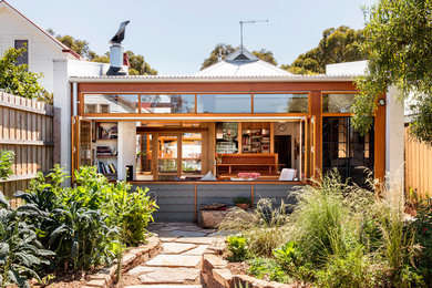 Источник вдохновения для домашнего уюта: маленький, одноэтажный, серый дом в современном стиле с комбинированной облицовкой для на участке и в саду