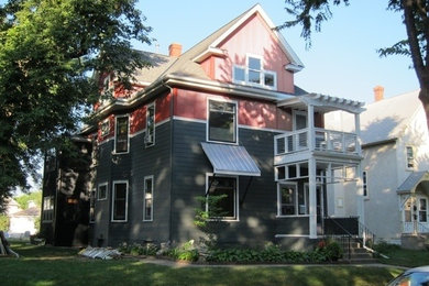 Mittelgroßes, Zweistöckiges Klassisches Haus mit Faserzement-Fassade, grauer Fassadenfarbe und Satteldach in Minneapolis