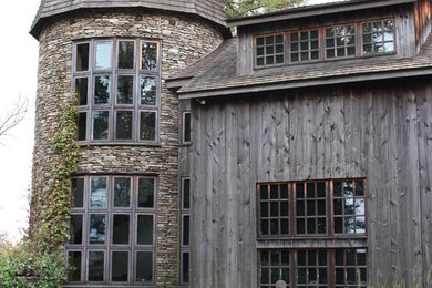 Immagine della facciata di una casa rustica con rivestimento in legno