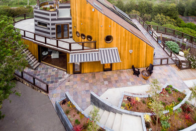 Mittelgroßes, Dreistöckiges Maritimes Einfamilienhaus mit Mix-Fassade, Flachdach und Schindeldach in San Francisco