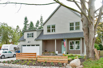 Ejemplo de fachada gris de estilo de casa de campo grande de dos plantas con revestimiento de aglomerado de cemento