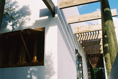 Modelo de fachada blanca minimalista de tamaño medio de una planta con revestimiento de estuco