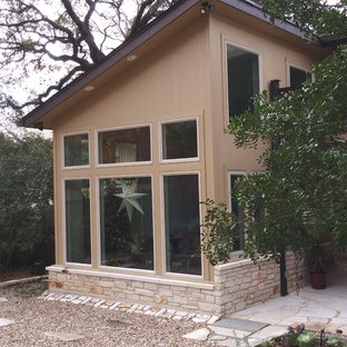 Diseño de fachada de casa amarilla, contemporánea, pequeña, de dos plantas, con revestimiento de aglomerado de cemento, tejado de un solo tendido y tejado de teja de madera