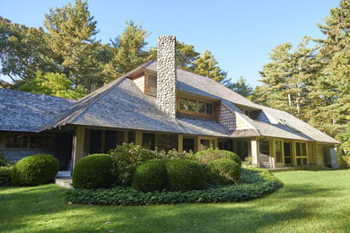 Cette image montre une grande façade de maison traditionnelle avec un toit en shingle.