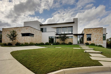 Imagen de fachada de casa multicolor contemporánea grande de dos plantas con revestimiento de estuco y tejado de metal