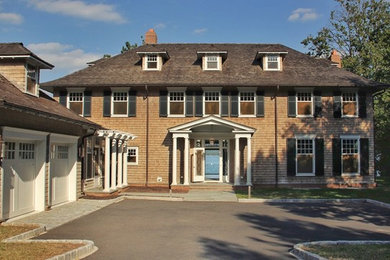 Foto de fachada de casa gris clásica grande de tres plantas con revestimiento de madera, tejado a cuatro aguas y tejado de teja de madera
