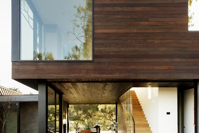 Inspiration pour une façade de maison design de taille moyenne.